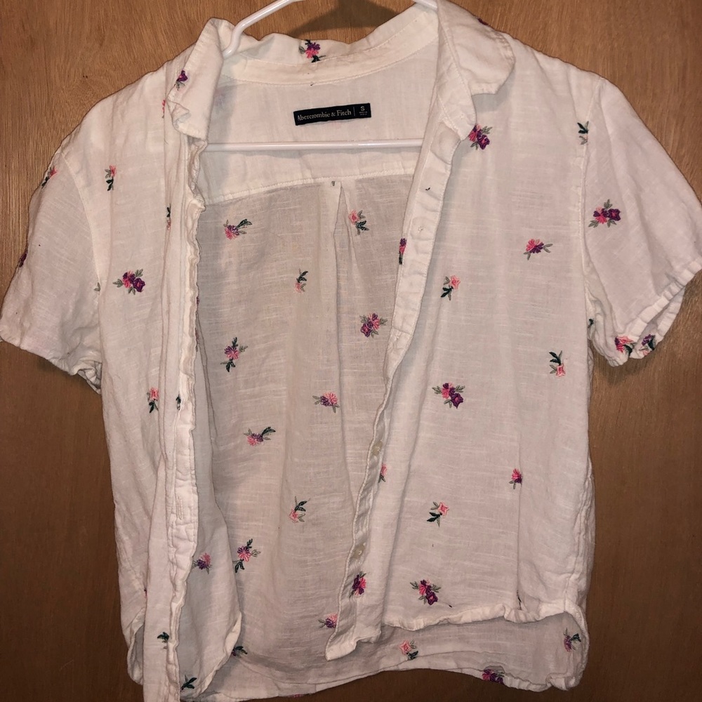 Abercrombie & Fitch white floral button down tee